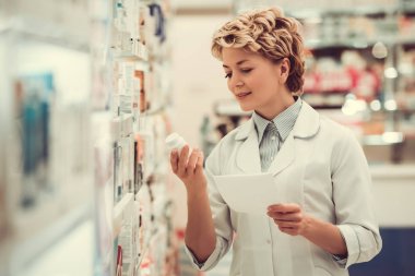 İş yerinde güzel eczacı