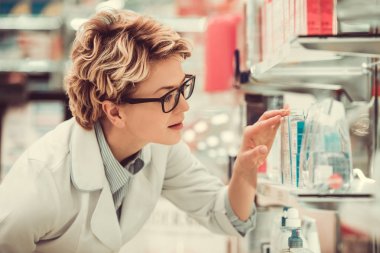 İş yerinde güzel eczacı