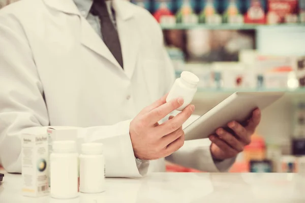 Schöner Apotheker bei der Arbeit — Stockfoto