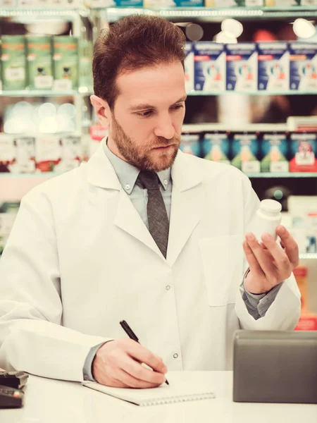 Schöner Apotheker bei der Arbeit — Stockfoto