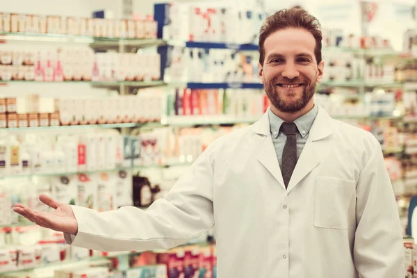 Bel farmacista al lavoro — Foto Stock