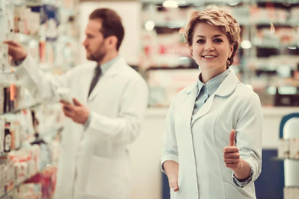 Couple of pharmacists — Stock Photo, Image