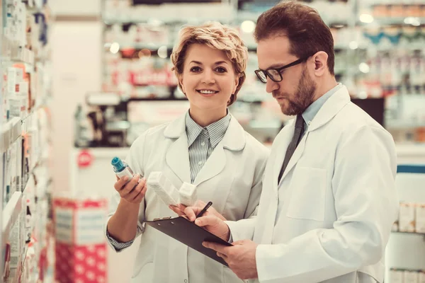 Coppia di farmacisti — Foto Stock