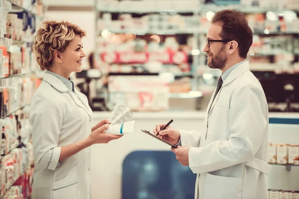 Couple of pharmacists — Stock Photo, Image