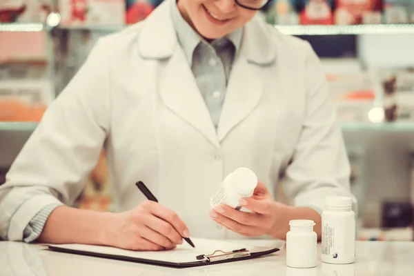 Schöne Apothekerin bei der Arbeit — Stockfoto