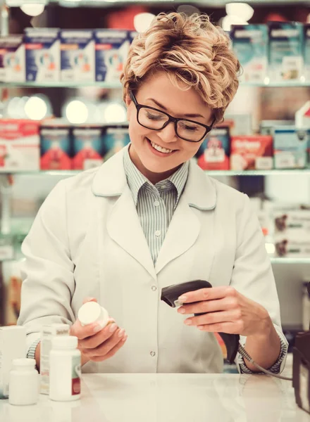 Bellissimo farmacista al lavoro — Foto Stock