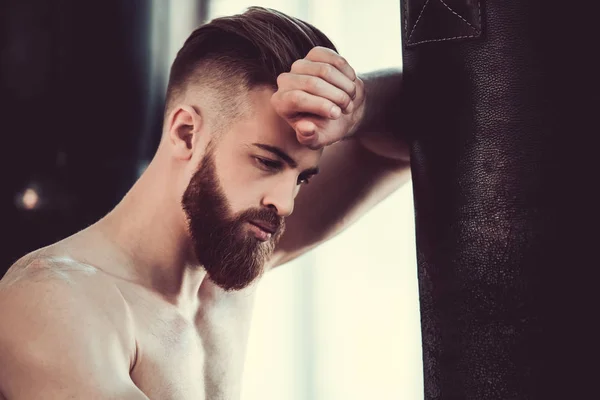 ハンサムなひげを生やしたボクサー — ストック写真