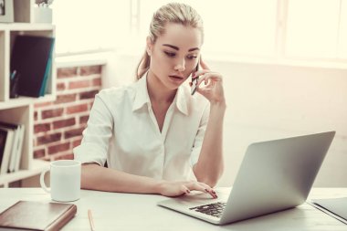 Çekici genç iş kadını