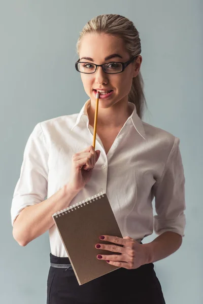 Atractiva joven dama de negocios — Foto de Stock