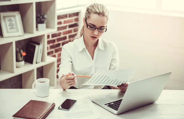 Attractive young business lady — Stock Photo, Image