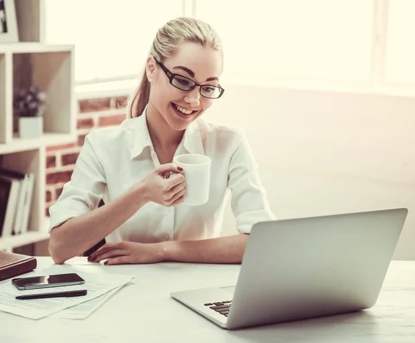 Attractive young business lady — Stock Photo, Image