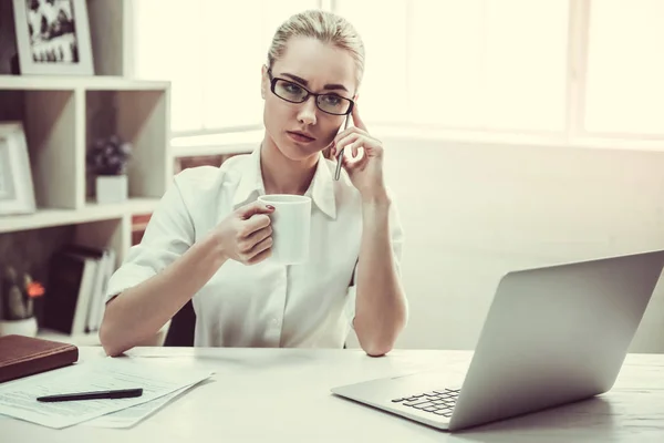 Attraktiva unga företag lady — Stockfoto