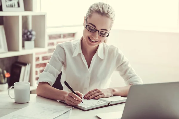 Attractive young business lady — Stock Photo, Image