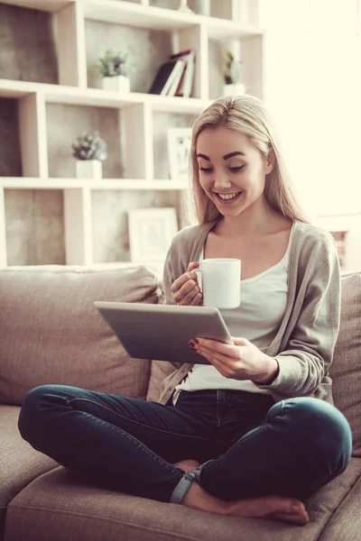 Ragazza attraente con gadget — Foto Stock