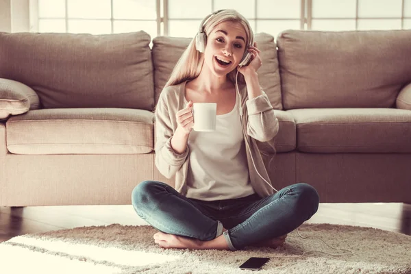 Ragazza attraente con gadget — Foto Stock