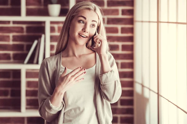 Chica hablando en el teléfono móvil — Foto de Stock