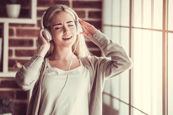 Aantrekkelijk meisje met gadget — Stockfoto