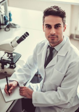 Yakışıklı doktor laboratuvar