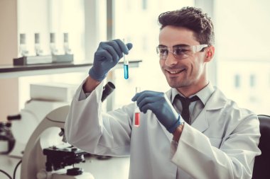 Yakışıklı doktor laboratuvar