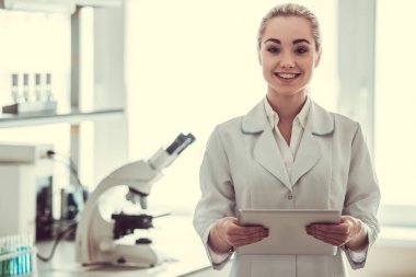 Güzel kadın doktor laboratuvar