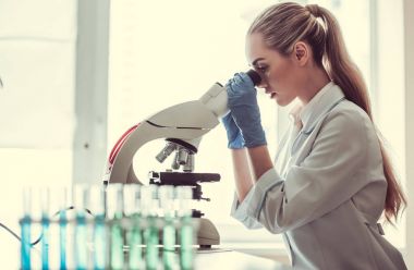 Güzel kadın doktor laboratuvar