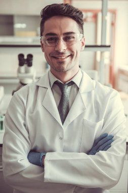 Yakışıklı doktor laboratuvar