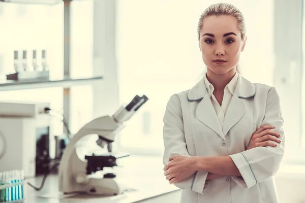 Vackra kvinnliga läkare i laboratorium — Stockfoto
