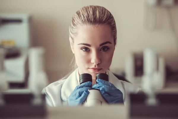 Красивая женщина-врач в лаборатории — стоковое фото