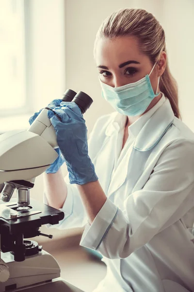 Красивая женщина-врач в лаборатории — стоковое фото