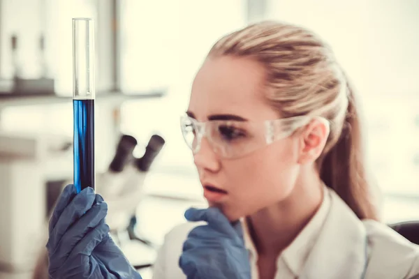 Bella dottoressa in laboratorio — Foto Stock