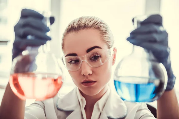 Bella dottoressa in laboratorio — Foto Stock