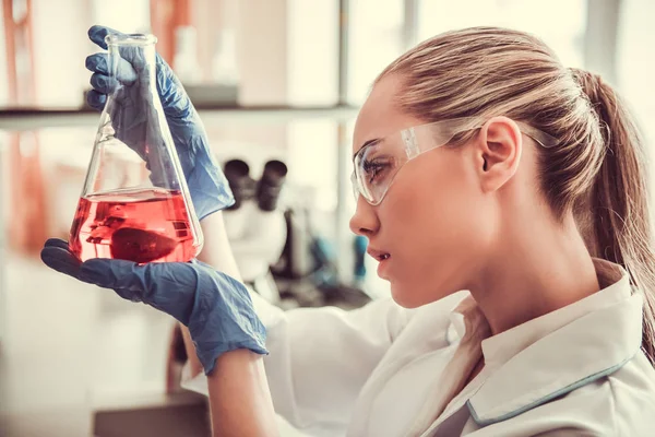 Vackra kvinnliga läkare i laboratorium — Stockfoto