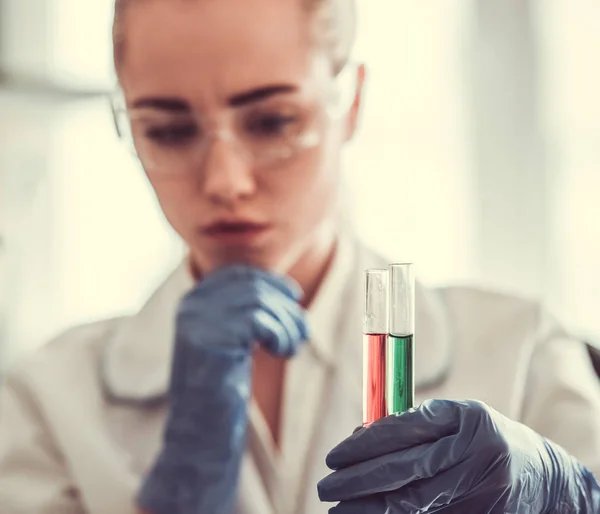 Bella dottoressa in laboratorio — Foto Stock