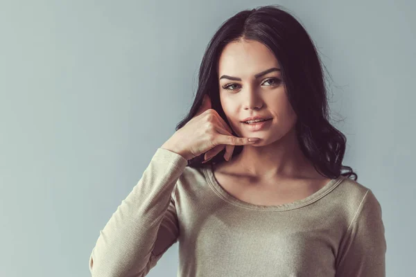 Mooie jonge vrouw — Stockfoto