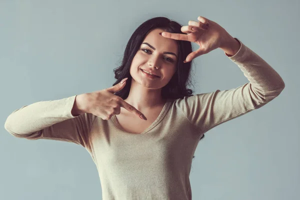 Schöne junge Frau — Stockfoto