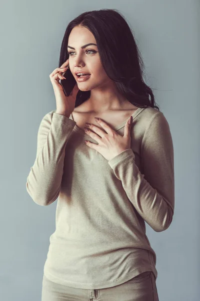 Vacker ung kvinna med gadget — Stockfoto