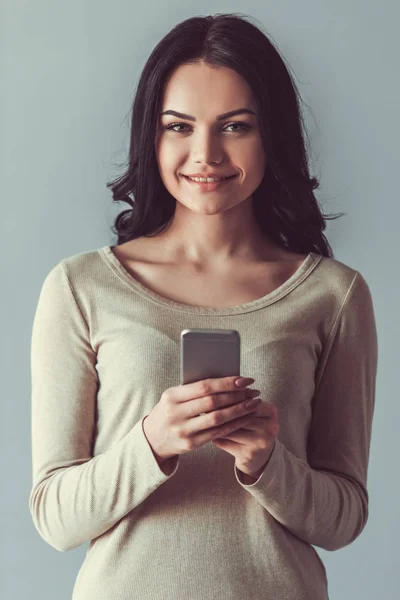 Bella giovane donna con gadget — Foto Stock