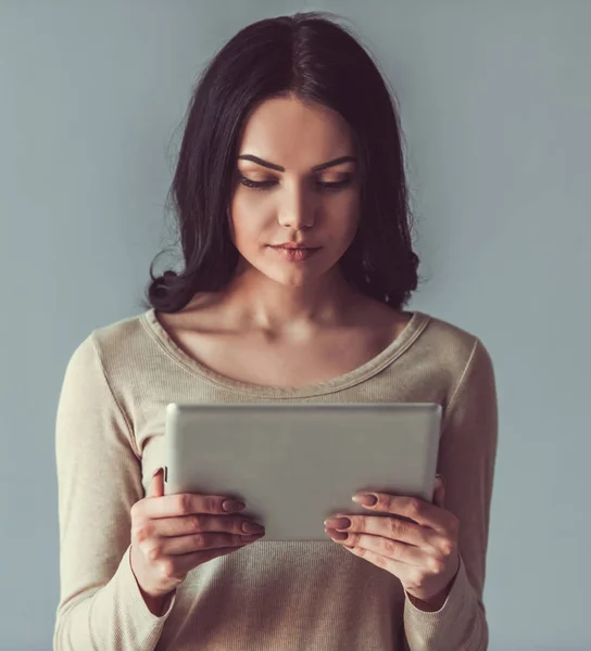 Bella giovane donna con gadget — Foto Stock