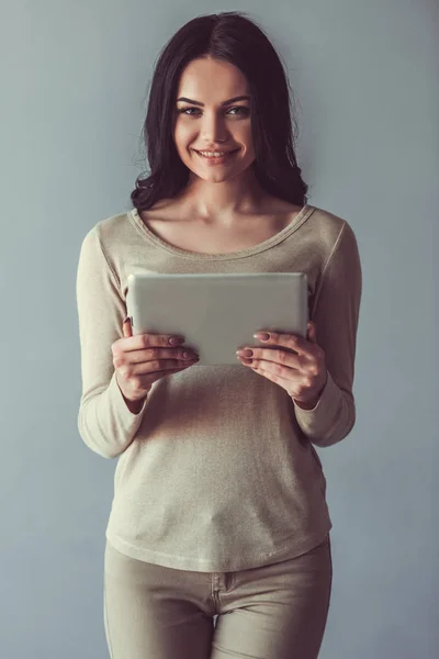 Vacker ung kvinna med gadget — Stockfoto