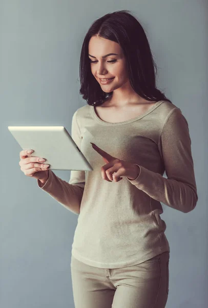 Bella giovane donna con gadget — Foto Stock