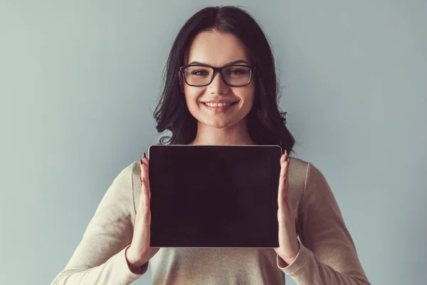 Vacker ung kvinna med gadget — Stockfoto