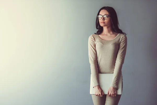 Bella giovane donna con gadget — Foto Stock