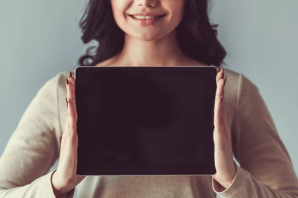 Bella giovane donna con gadget — Foto Stock