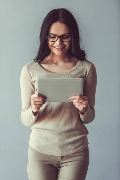 Bella giovane donna con gadget — Foto Stock