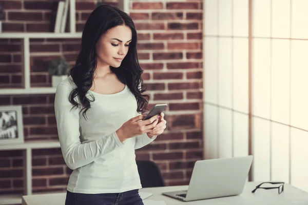 Hermosa joven mujer de negocios — Foto de Stock