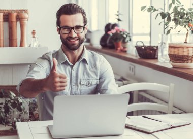 Kafede çalışan bir iş adamı.