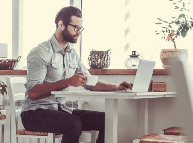 Kafede çalışan bir iş adamı.