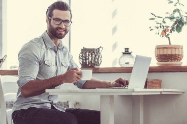 Kafede çalışan bir iş adamı.