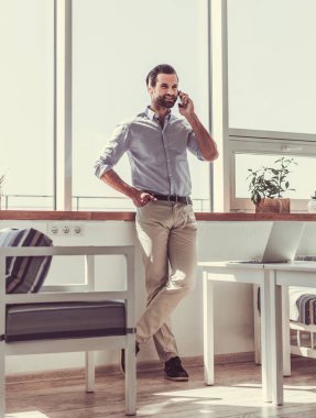 yakışıklı genç işadamı