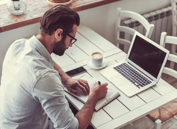 Uomo d'affari che lavora nel caffè — Foto Stock